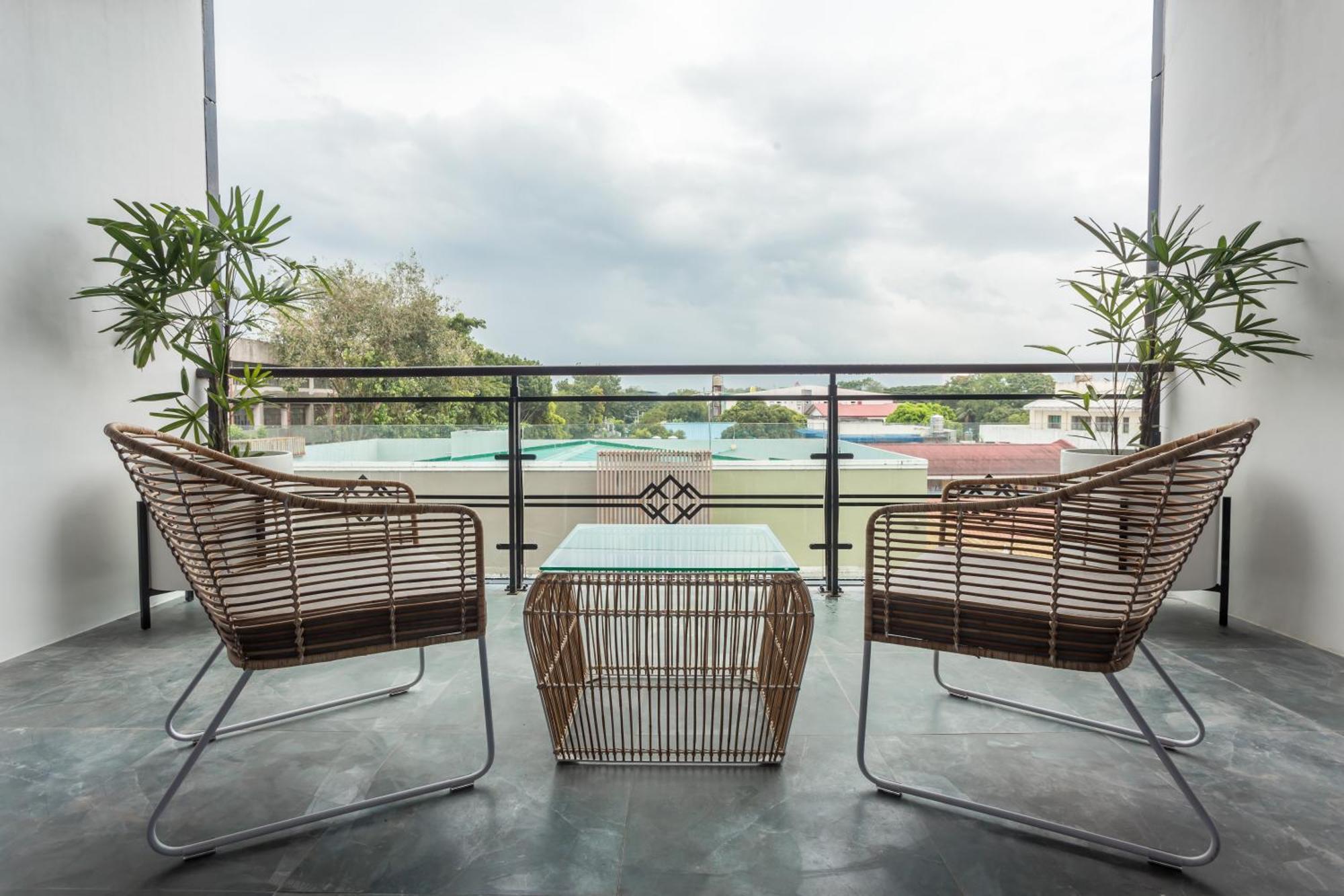 Stonehill Suites Баколод Экстерьер фото
